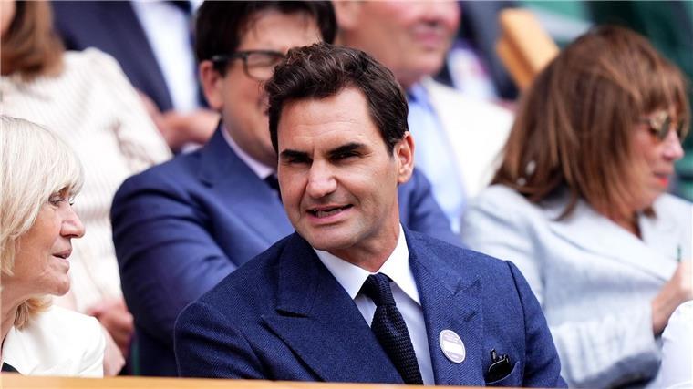 Djokovic kämpft sich ins Viertelfinale - Federer auf Tribüne Roger Federer verfolgte das Match aus der Royal Box.