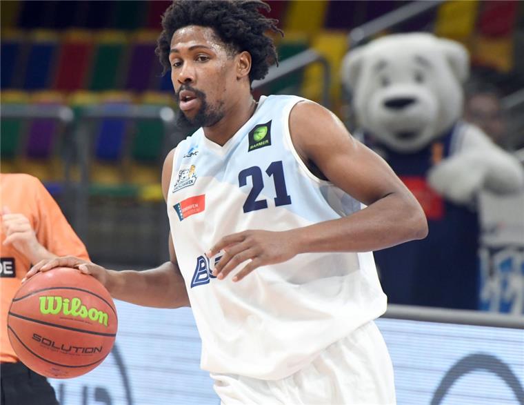 Eisbären beim Spitzenspiel in Heidelberg gefordert Rohndell Goodwin führte die Eisbären Bremerhaven in der Pro A zum Sieg über Schalke.