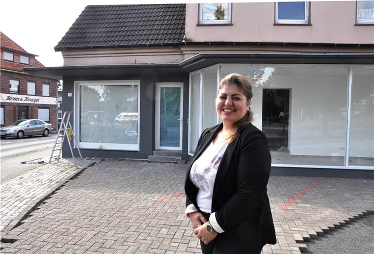 Roksana Pump vor ihrem künftigen Laden an der Nordenhamer Bahnhofstraße.