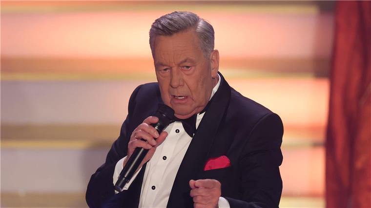 Roland Kaiser überrascht mit seinen neu arrangierten Stücken viel Englisch, Swing und Bläserklängen.