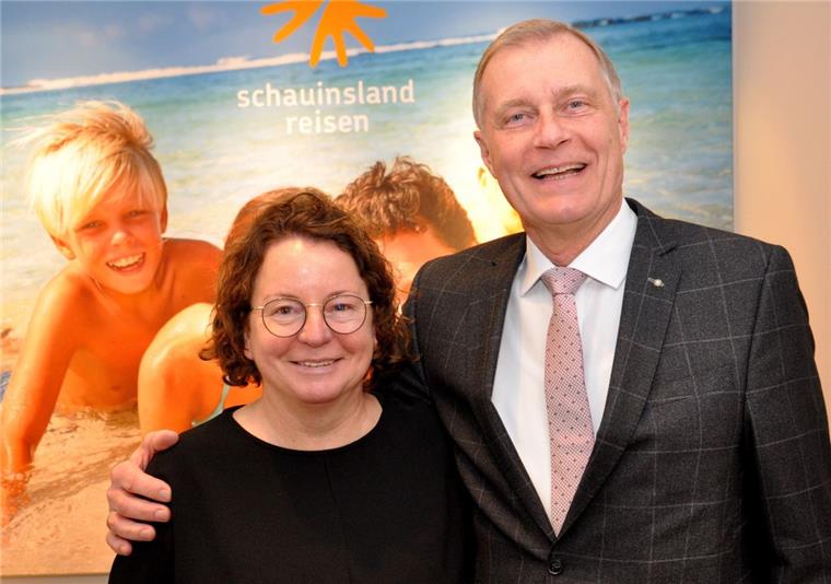 Rolf Ahlers und die neue Chefin vor Ort im Reisebüro am Nordenhamer Marktplatz, Elke Bruns.