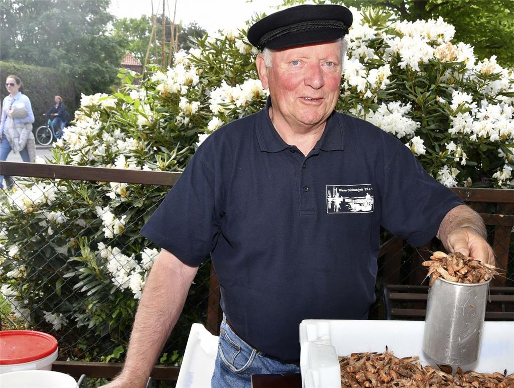 Rolf Jürgens als ehrenamtlicher Helfer des Heimatkreises versorgte die Gäste mit...