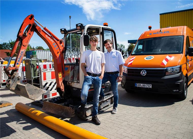 Ausbildungsstart: Darum zahlt mancher Chef Prämien für Lehrlinge Rolf Kasten (46) aus Dorum ist Bauleiter und Ausbilder bei Tief- und Rohrleitungsbau Wilhelm Wähler und freut sich, dass Jeremy-Justin Geerdes (17) jetzt eine Ausbildung im Betrieb beginnt.