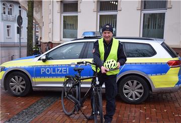 Rolf Meyer zeigt, wie man sich als Radfahrer durch entsprechende Kleidung vor allem in der dunklen Jahreszeit besser sichtbar machen kann.