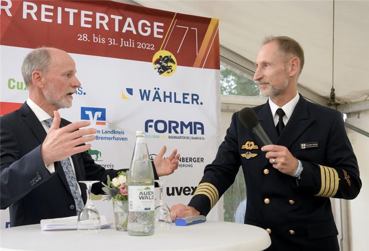 Elmloher Reitertage: Kommandant spricht über Ukraine-Krieg Rolf Sünderbruch, Vorsitzender des Kuratoriums für Pferdesport Bremerhaven-Wesermünde (links), diskutiert im Festzelt mit Thorsten Bobzin, Kommandeur des Marinefliegerkommandos in Nordholz, über den Krieg in der Ukraine und seine Auswirkungen.