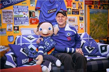 Rolf Völkel ist HSV-Fan durch und durch. Zu seinem 70. Geburtstag kommt die Traditionself des Vereins zu einem Benefizspiel nach Neuenwalde. 