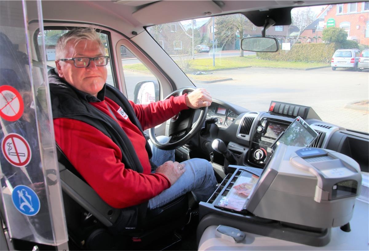 Über Rumänien in den Bürgerbus Gnarrenburg Rolf Weiler sitzt gerne am Steuer des Gnarrenburger Bürgerbusses „Dörphopper“.