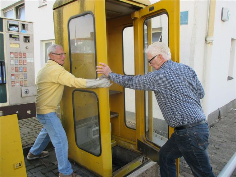 Leherheide: Letzte gelbe Telefonzelle wird Leihbibliothek Rolf Wilhelm (links) und Manfred Rommel aus Leherheide geben der letzten Bremerhavener gelben Telefonzelle das Gnadenbrot: Als Bücherschrank.
