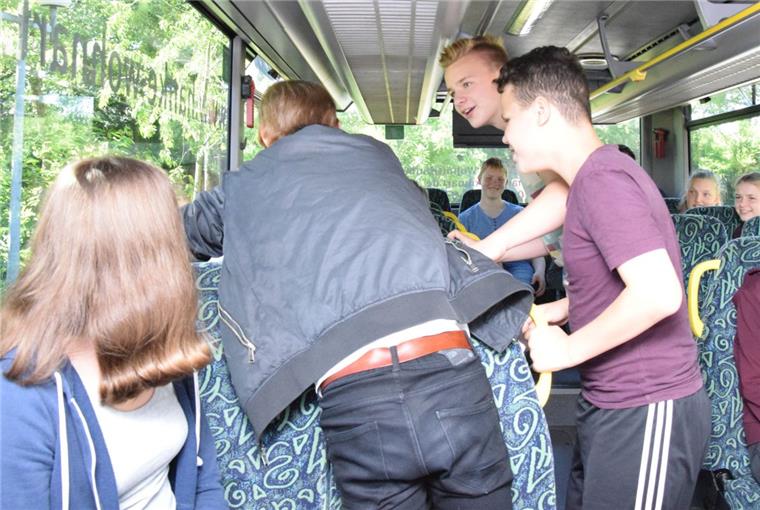 Rollenspiel: Die angehenden Buslotsen der Oberschule Selsingen proben, wie sie in Konfliktsituationen deeskalierend  reagieren sollten. 