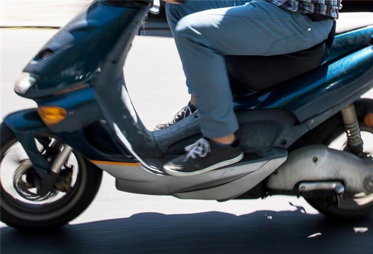 Auf der Flucht: 17-Jähriger flüchtet auf getuntem Roller in Hemmoor vor Polizei Roller sind flott unterwegs. Die meisten Modelle mit dem kleinen Versicherungskennzeichen können bis 45 km/h schnell werden. Der Roller des 17-Jährigen fuhr aber erheblich schneller. Die Polizei griff ein. (Symbolbild)