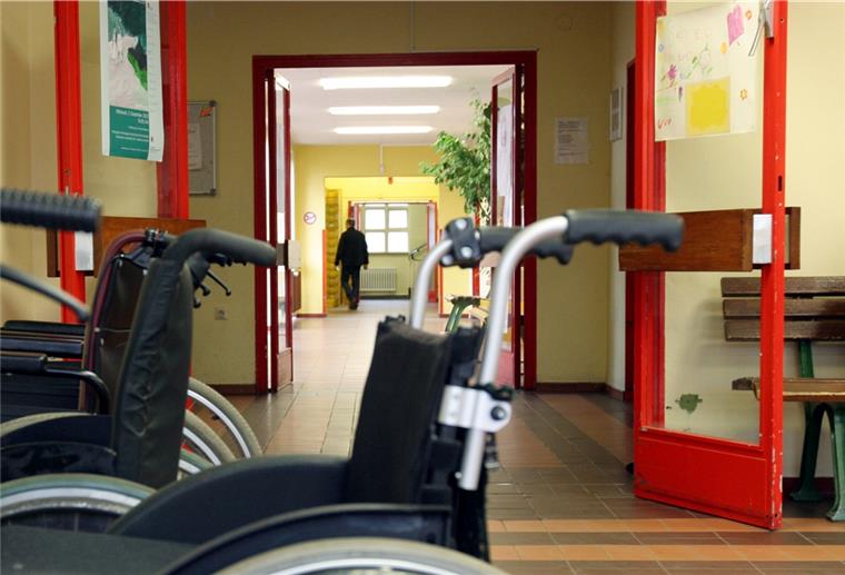 Corona-Impfung: Verbände kritisieren Einteilung Rollstühle stehen vor einer Brandschutztür in einer Werkstatt für behinderte Menschen. Verbände kritisieren, dass diese besonders gefährdeten Menschen nicht früher gegen Corona geimpft werden.