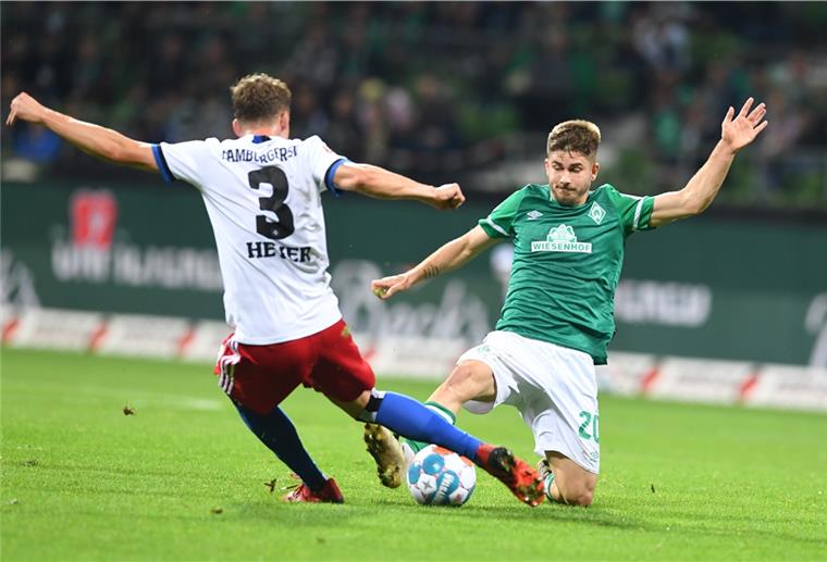Romano Schmid und die Suche nach der Torgefahr Fußball: 2. Bundesliga, Werder Bremen - Hamburger SV, 7. Spieltag, wohninvest Weserstadion. Werders Romano Schmid (r) kämpft gegen Hamburgs Moritz Heyer um den Ball.