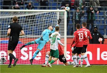 Fußball: 2. Bundesliga, 18. Spieltag: Hannover 96 - Werder Bremen in der HDI-Arena. Bremens Romano Schmid (M) trifft zum 0:1, Hannovers Torwart Martin Hansen kann den Ball nicht abwehren. 