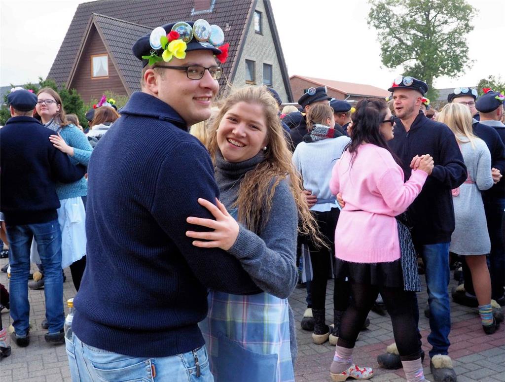 Romy und Patrick haben auch viel Spaß beim Holtschentanz.  Foto: Stehn