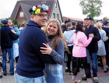 Romy und Patrick haben auch viel Spaß beim Holtschentanz.  Foto: Stehn