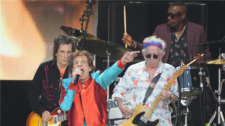 Rolling Stones bestätigen neues Studioalbum Ron Wood (l-r), Mick Jagger und Keith Richards im August 2022 auf der Berliner Waldbühne.