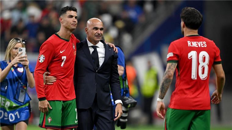 Bitte vergebt mir: Ronaldos tränenreicher Abend in Frankfurt Ronaldo musste nach seinem verschossenen Elfmeter getröstet werden.