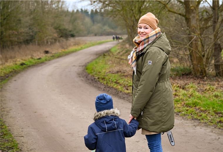 Wolfs-Abschuss genehmigt: Wie geht‘s jetzt weiter? Eine Frau mit Kind auf steht auf einem Feldweg.