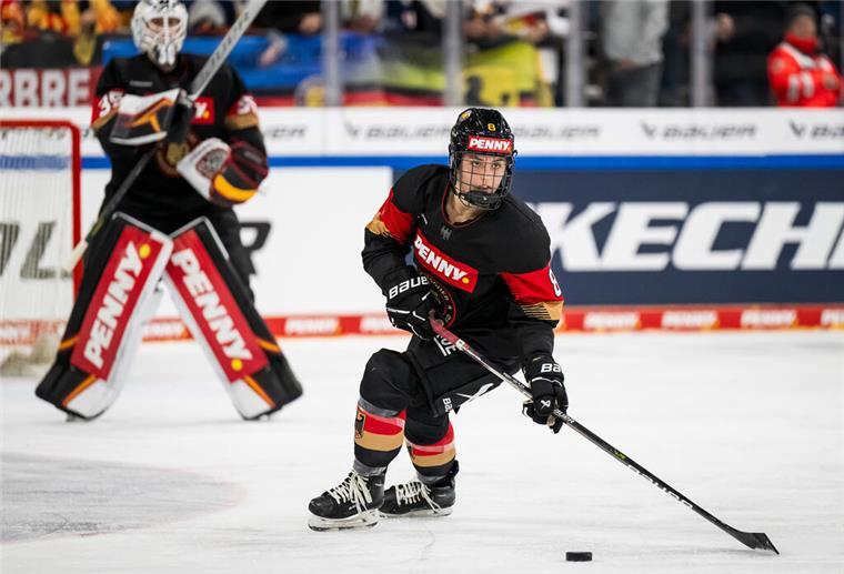Ronja Hark von Team Deutschland Frauen führt den Puck während des Spiels zwischen Deutschland Frauen und Tschechien Frauen am 11.11.2023 in Landshut, Deutschland. (Foto von City-Press GmbH Bildagentur)