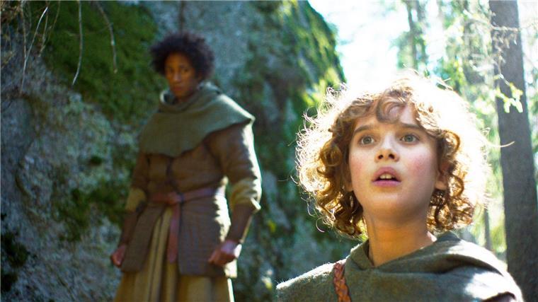Neue „Ronja Räubertochter“ mit zweiter Staffel zurück Ronja (Kerstin Linden) lässt sich von dem Bandenmitglied Tjegge (Lancelot Ncube) an eine entlegene Stelle im Wald locken .