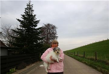 Rosa Dierksen - hier mit ihrem Hund Tiny - hat 2005 einen Weihnachtsbaum (hinten) in den Vorgarten gepflanzt. Er beweist, dass Ballenbäumchen eine Chance verdient haben.