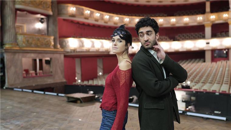 Miniserie „For the Drama“ auf 3sat Rosa (Marie Nasemann) und Gabriel (Eidin Jalali) sind die Zweitbesetzung in der „Fledermaus“.