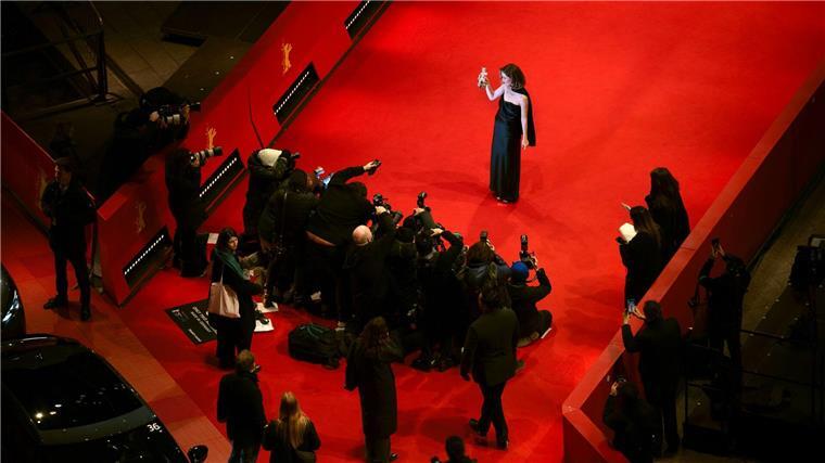 Berlinale-Gala: Ruf gegen Nazi-Film und „mordende Bastarde“ Rose Byrne präsentiert den Silbernen Bären.
