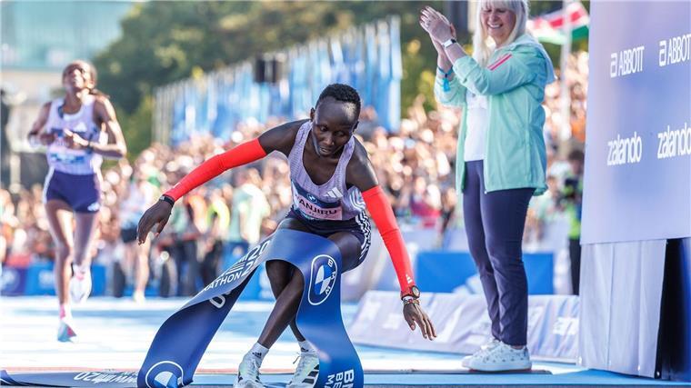 Rosemary Wanjiru rettete bei ihrem Sieg einen knappen Vorsprung ins Ziel.
