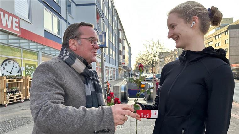 Wahlkämpfer Pistorius warnt: Demokratie von rechts in Gefahr Rosen verteilen und mit Menschen ins Gespräch kommen: Boris Pistorius ist in Hannover unterwegs.