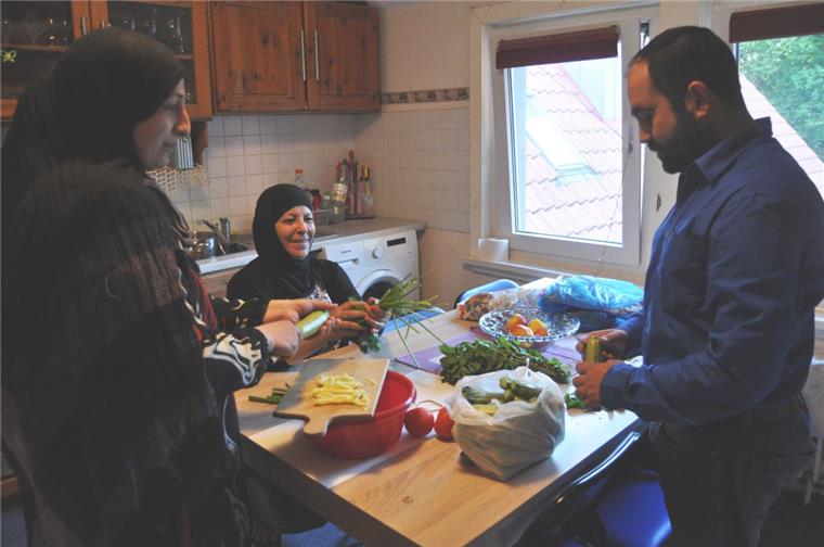 Muslime im Cuxland fasten länger Rosha Al Rifai (links) und ihre Mutter Ayda bereiten das „Iftar“ zu. Roshas Ehemann Abdullah hilft beim Aushöhlen kleiner Zucchini mit.