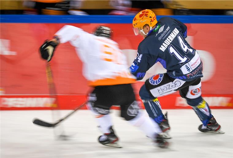 Pinguins wollen den dritten Streich im Nordderby Ross Mauermann im Zweikampf mit einem Spieler der Grizzlys Wolfsburg. Am Montagabend müssen die Pinguins im Nordderby auf den Stürmer verzichten.