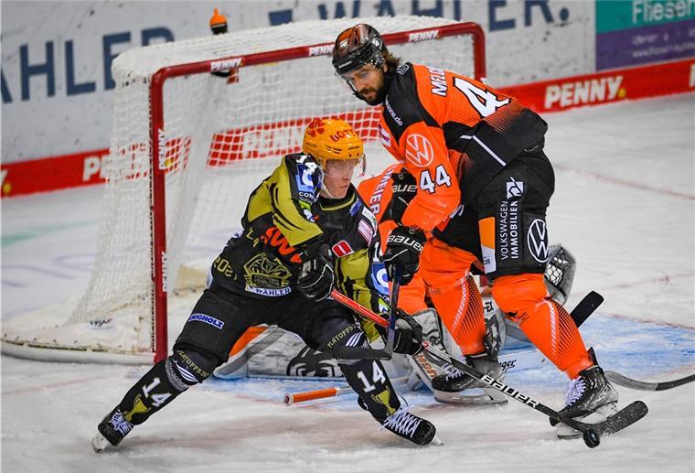 Pinguins stehen mit dem Rücken zur Wand Ross Mauermann konnte das erste Pinguins-Tor der Viertelfinalserie markieren, am Ende setzte es aber erneut eine deutliche Niederlage gegen Wolfsburg.