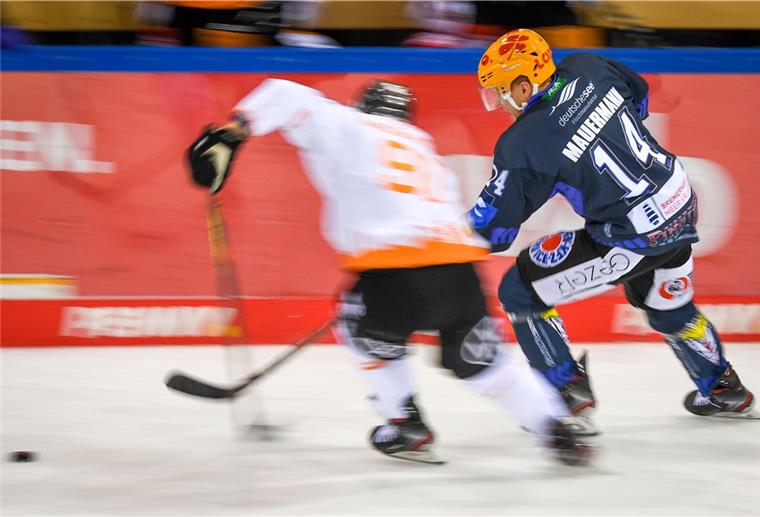 Ross Mauermann (rechts) bestritt sein letztes DEL-Spiel am 27. Januar. Jetzt hat der schnelle Stürmer seine Verletzung auskuriert. Am Sonntag gegen die Straubing Tigers soll er wieder mitwirken. Scheschonka