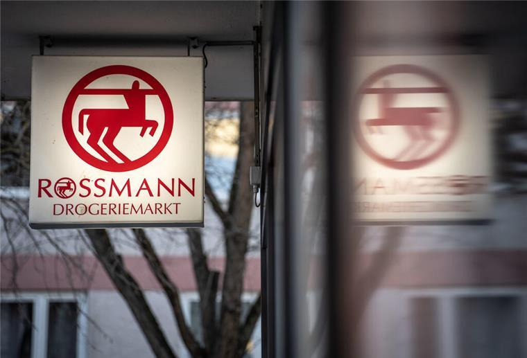 ROSSMANN spendet 2,89 Millionen Euro in Produkten an die Tafeln ARCHIV - 09.03.2022, Rheinland-Pfalz, Mainz: Eine Leuchttafel mit dem Firmenlogo hängt an eine Filiale der Drogeriemarktkette Rossmann in der Mainzer Innenstadt. Die Drogeriemarktkette Rossmann hat im vergangenen Jahr deutlich zugelegt und einen Rekordumsatz verbucht. (zu dpa: «Rossmann mit erneutem Rekordjahr - Filialnetz wächst weiter») Foto: Frank Rumpenhorst/dpa +++ dpa-Bildfunk ++