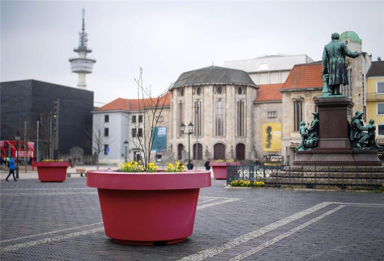 Bunt statt grau: So könnten die Monsterkübel Bremerhaven schöner machen Ein weinroter Kübel ist auf einem öffentlichen Platz zu sehen.