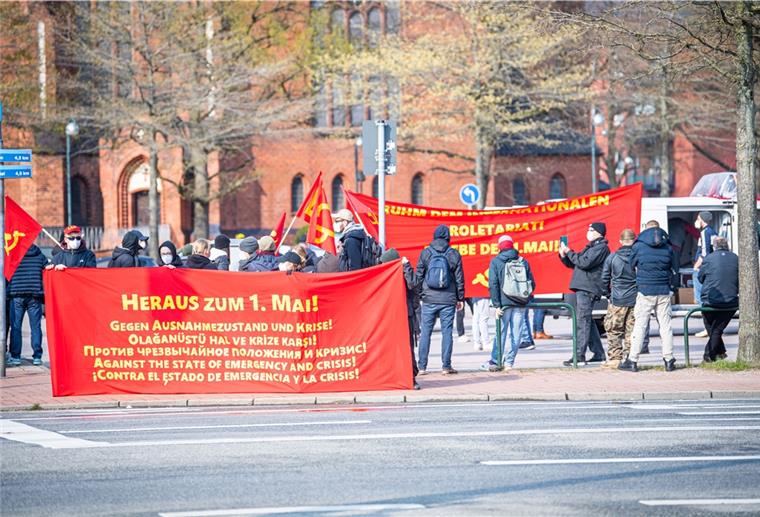 Bremerhaven: Protestzug durch das Goethequartier Rote Flaggen und laute Rufe und markige Worte. Der Demonstrationszug am 1. Mai startete auf dem Ernst-Reuter-Platz in Lehe.