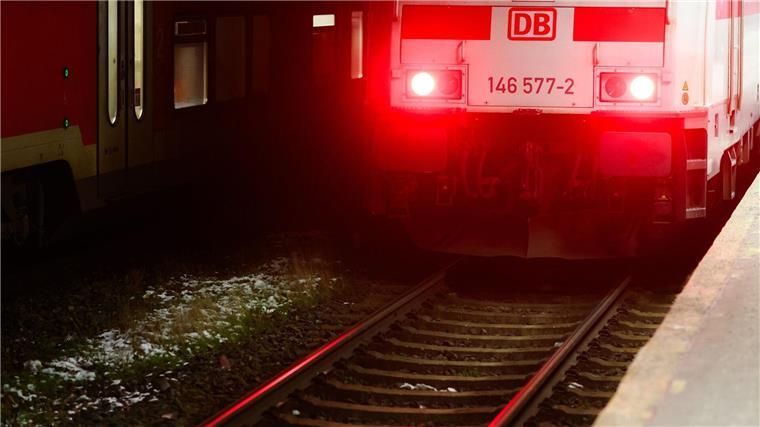 Bahnstreik betrifft auch Niedersachsen und Bremen Rote Lampen leuchten an der Lok eines Intercity der Deutschen Bahn im Hauptbahnhof Hannover.