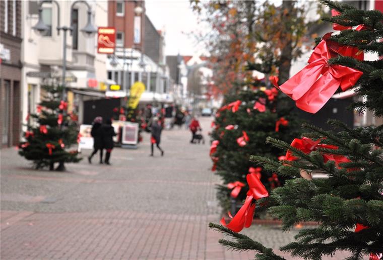 Nordenhamer Weihnachtsmeile lädt zum Bummeln ein Rote Schleifen vermitteln in der Innenstadt eine adventliche Atmosphäre.