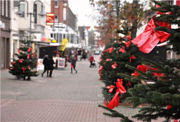 Rote Schleifen vermitteln in der Innenstadt eine adventliche Atmosphäre.