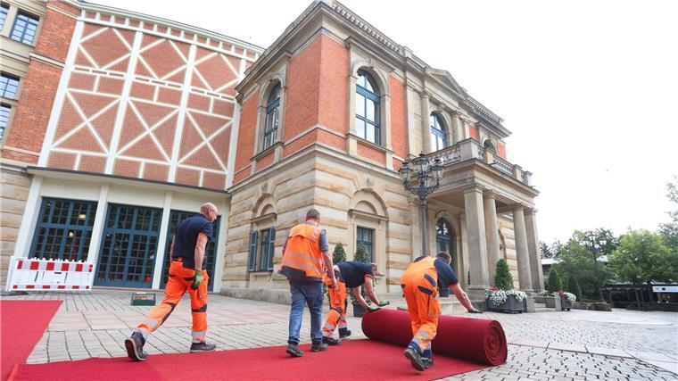 Roter Teppich für die Prominenz aus Politik, Kultur und Gesellschaft (Archivbild).