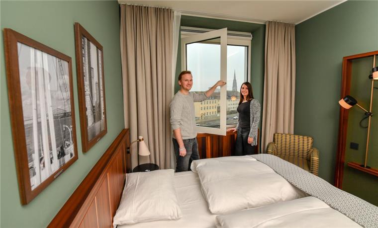 Bremerhavener machen Urlaub in eigener Stadt Rouven Krieg und Lena Wojtowcz übernachten im Vier-Sterne-Hotel „The Liberty“. Foto: Scheschonka