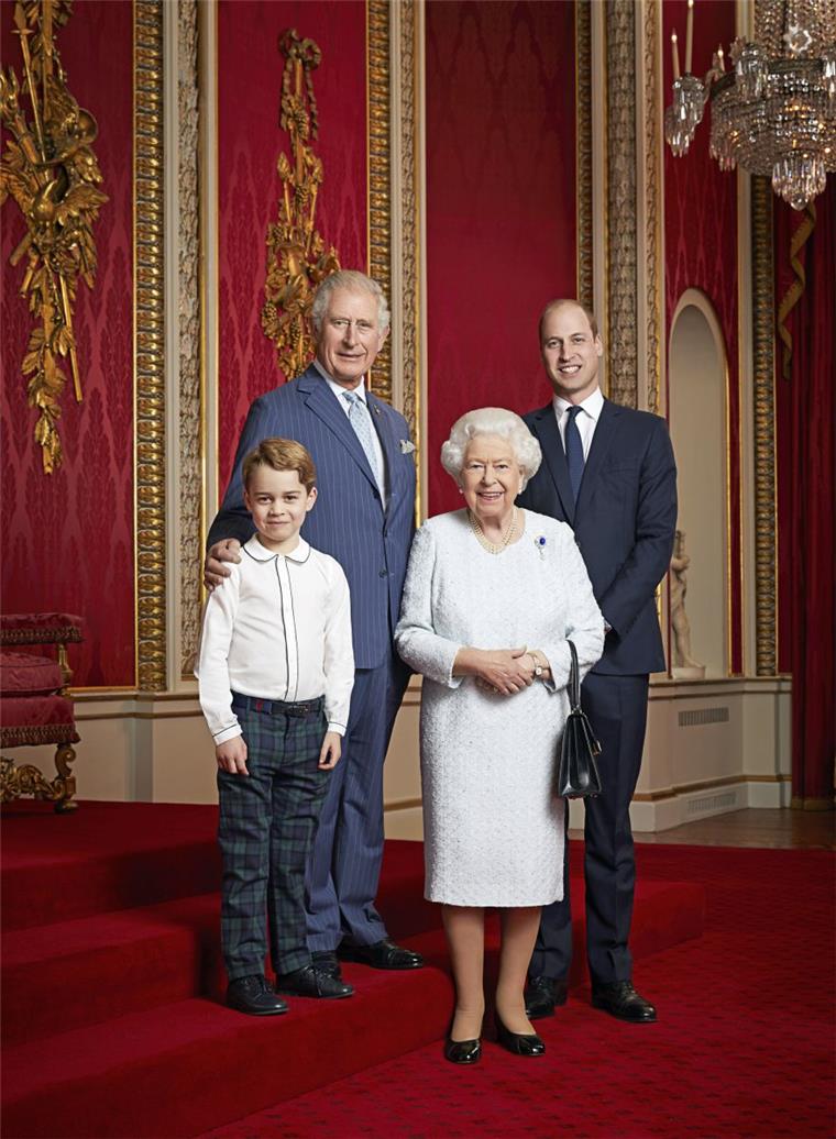 Die Queen posiert mit den Thronfolgern Royale Familie: Prinz Charles, Prinz von Wales, Prinz William, Herzog von Cambridge, Prinz George und Königin Elizabeth II. stehen für ein Foto zu Beginn des neuen Jahrzehnts nebeneinander.
