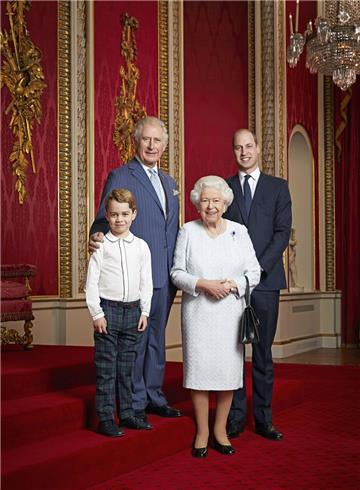 Royale Familie: Prinz Charles, Prinz von Wales, Prinz William, Herzog von Cambridge, Prinz George und Königin Elizabeth II. stehen für ein Foto zu Beginn des neuen Jahrzehnts nebeneinander. 