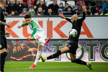 Ruben Vargas von Augsburg (links) und Ömer Toprak von Werder Bremen im Zweikampf um den Ball. 