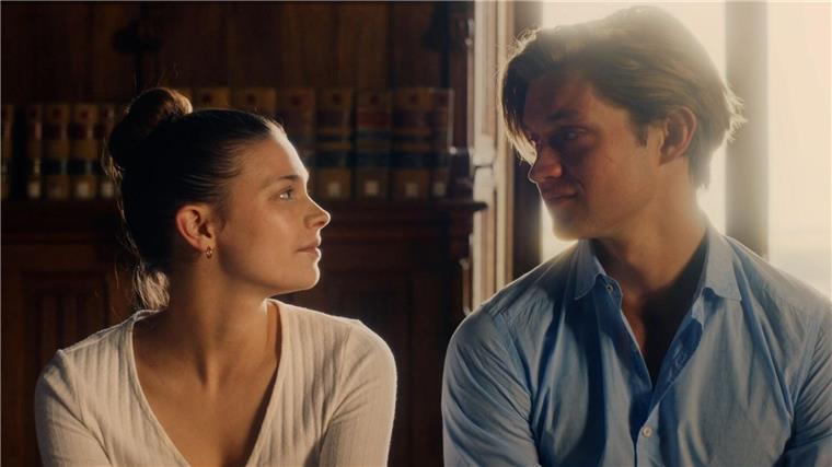 „Maxton Hall“ und Co: Warum Teenie-Serien so trenden Ruby Bell (Harriet Herbig-Matten) und James Beaufort (Damian Hardung) in einer Szene der Amazon-Serie „Maxton Hall“.