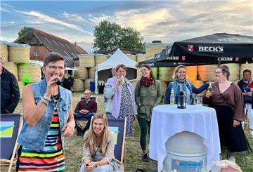 Rudelsingen am Samstagabend: Sängerin Inse Böning suchte immer wieder die direkte Nähe zum Publikum.