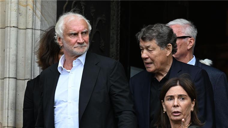 Rudi Völler (l), und Otto Rehhagel nahmen Abschied von ihrem Weggefährten.