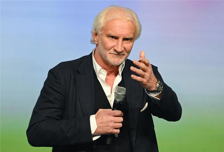 Rudi Völler weicht Frage nach DFB-Posten noch aus Rudi Völler wird beim DFL-Neujahrsempfang mit dem DFL-Ehrenpreis ausgezeichnet.