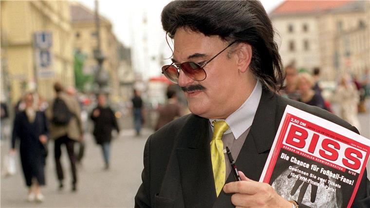 Warum Rudolph Moshammer fasziniert Rudolph Moshammer verkauft auf dem Odeonsplatz das Straßenmagazin „Biss“. Jenseits des Rummels kümmerte sich der Modezar um Obdachlose.