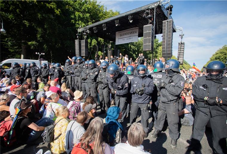 Berlin verbietet große Protestdemonstration gegen Corona-Politik Rückblick auf den 1. August: Polizisten stehen bei einer Kundgebung gegen die Corona-Beschränkungen auf der Straße des 17. Juni zwischen Teilnehmern vor einer Bühne. Die Polizei hatte damals die Veranstaltung aufgelöst.